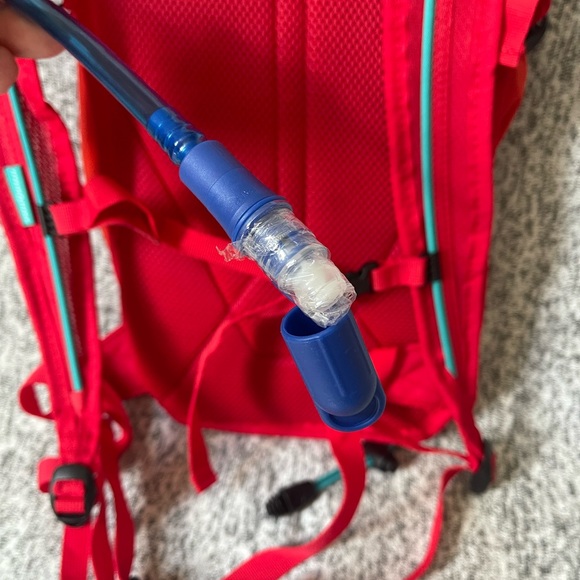 High Sierra HydraHike 2L Hydration Backpack, Lightweight - Picture 3 of 5